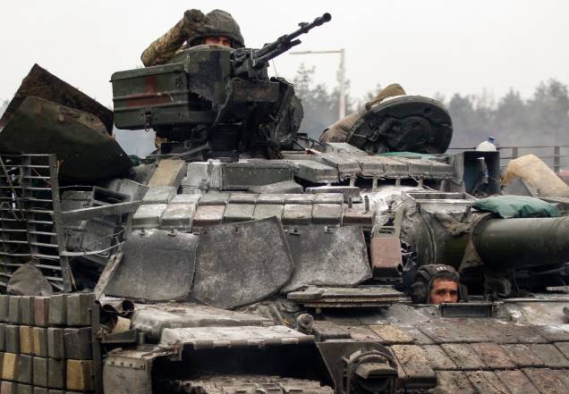 Militares ucranianos gesticulam em tanques em direção à linha de frente com as forças russas na região de Lugansk, na Ucrânia - Militares ucranianos gesticulam em tanques em direção à linha de frente com as forças russas na região de Lugansk, na Ucrânia -