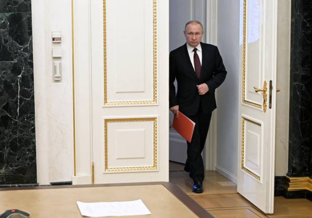 O presidente russo Vladimir Putin chega para presidir uma reunião do Conselho de Segurança por meio de vídeo, em Moscou - O presidente russo Vladimir Putin chega para presidir uma reunião do Conselho de Segurança por meio de vídeo, em Moscou -
