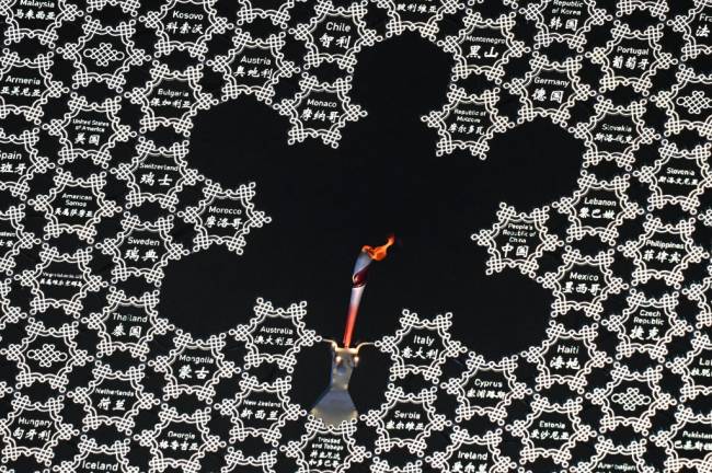 OLY-2022-BEIJING-OPENING A chama olímpica é fotografada durante a cerimônia de abertura dos Jogos Olímpicos de Inverno de Pequim 2022, no Estádio Nacional, conhecido como Ninho de Pássaro, em Pequim, em 4 de fevereiro de 2022