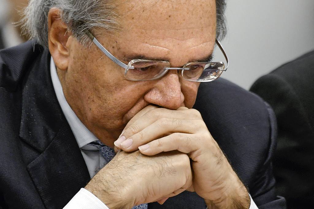 055_AGIF292965.jpg PERDA DE ESPAÇO - O ministro Paulo Guedes: sua agenda e influência ruíram -