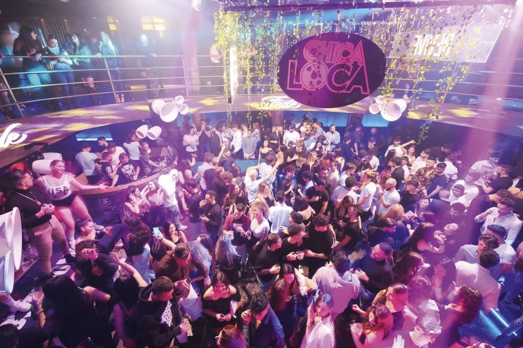 4f1e7e5f0e00c40cd31ef4720fb8f3e2e778d99b.jpg LEVES E SOLTOS - Balada na Itália: com quase 80% da população totalmente vacinada, a volta da diversão coletiva -