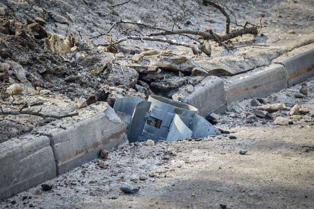 Um míssil a jato encravado em uma estrada danificada após a operação militar russa em Kharkiv, na Ucrânia - Um míssil a jato encravado em uma estrada danificada após a operação militar russa em Kharkiv, na Ucrânia -