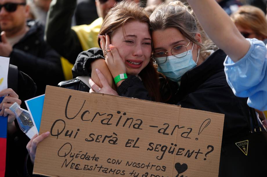 Dezenas de ucranianos se reuniram para protestar nesta quinta-feira em frente aos escritórios da União Europeia, em Barcelona -