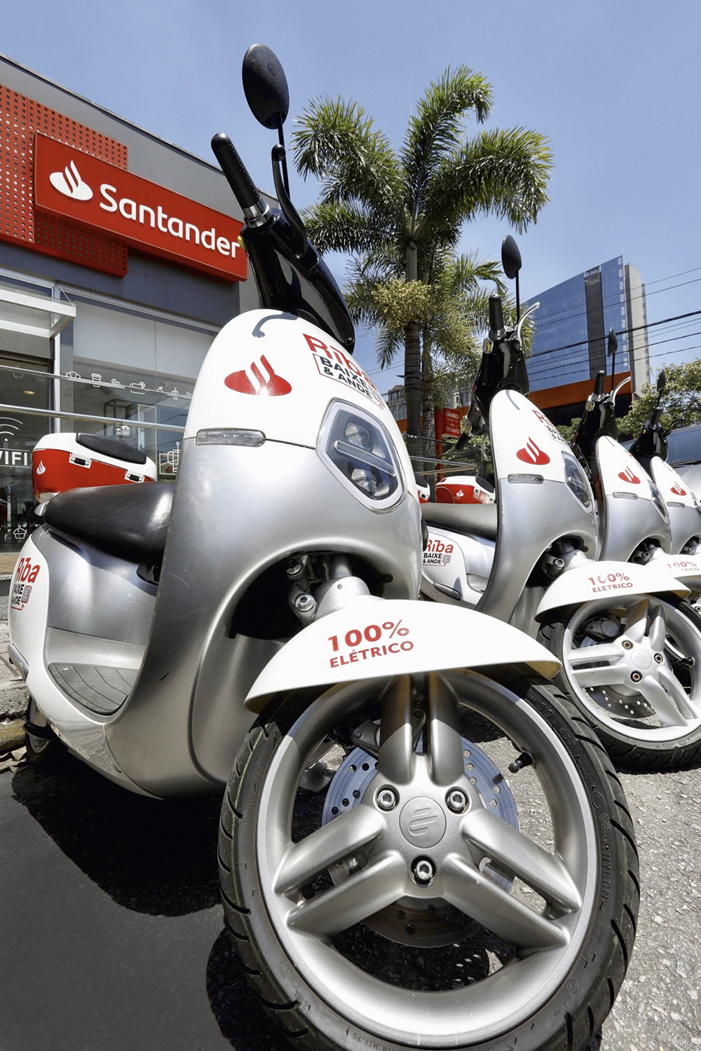 ABRE-SANTANDER-MOBILIDADE-SCOOTER-2022-01.jpg SUSTENTÁVEL - As scooters elétricas do Santander: menos gás carbônico na atmosfera -