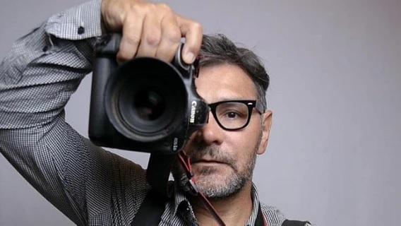 O repórter-fotográfico Dida Sampaio, em autorretrato