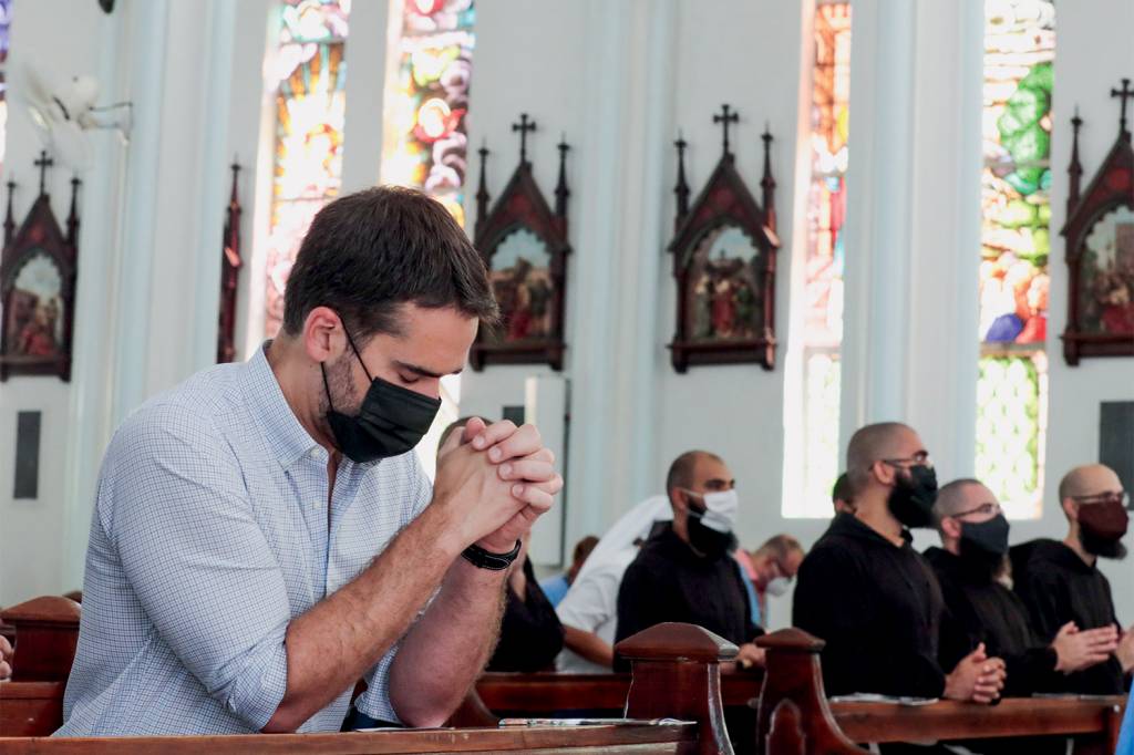 02.2.2022 – Missa solene de Nossa Senhora dos Navegantes DECEPÇÃO - Eduardo Leite: o gaúcho se comprometeu em ajudar o partido, mas negocia saída para o PSD -