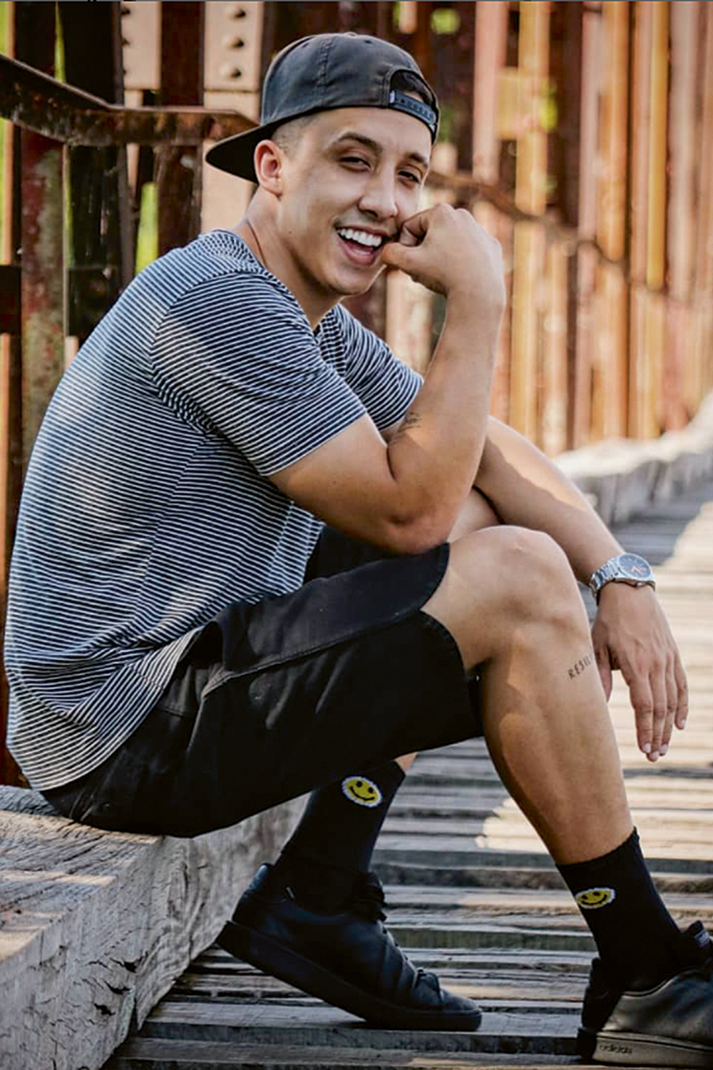 FIM-DO-ROMANTISMO-LUCAS-OLIVEIRA.png SÓ E BEM ACOMPANHADO - O publicitário Lucas Villela, 27 anos, recém saiu da casa dos pais e curte a vida-solo. Um relacionamento sério não está no rol de prioridades. “A família diz que é hora de namorar, mas me sinto bem comigo mesmo”, afirma -