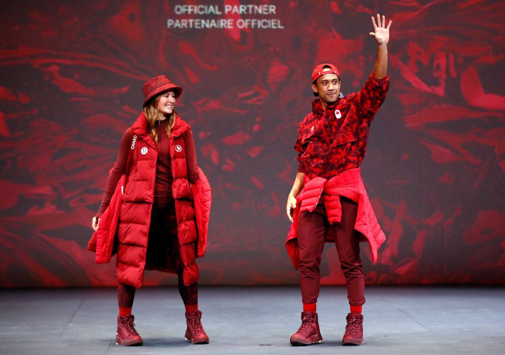 Os atletas Brittany Hudak e Gilmore Junio, da delegação canadense, mostram os uniformes criados pela grife Lululemon -