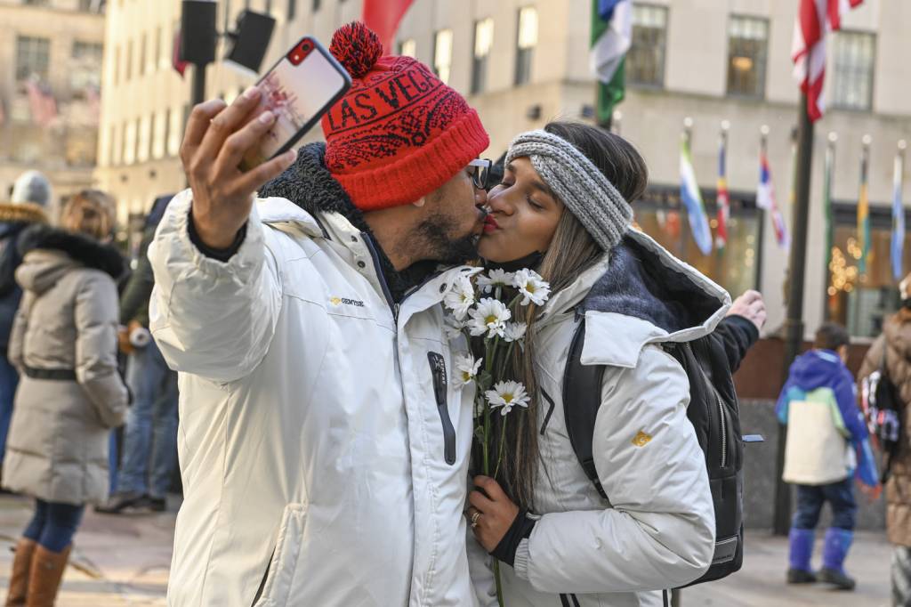 GettyImages-1370549492.jpg UFA! - Namoro em Nova York: o fim das restrições permitiu a celebração do Dia dos Namorados sem máscara -