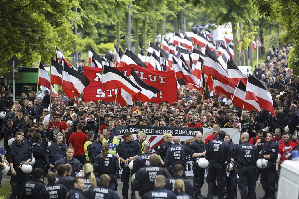 GettyImages-538098412.jpg SIMBOLISMO - Manifestantes neonazistas alemães: antiga bandeira imperial é usada para driblar a proibição da suástica -