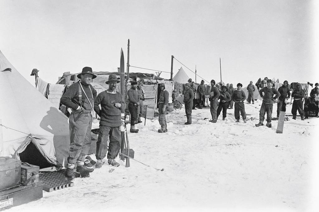 GettyImages-830787218.jpg RESISTÊNCIA - Shackleton (à esq.) e seus homens: acampamentos improvisados e dieta à base de pinguins e focas -