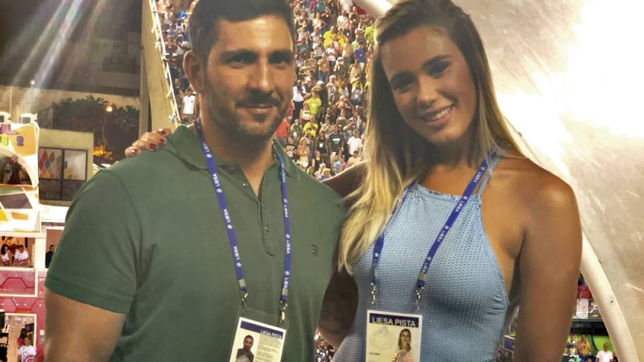 VIPS - Adriano e Julia: na Sapucaí com credenciais providenciadas por Bernardo Bello -