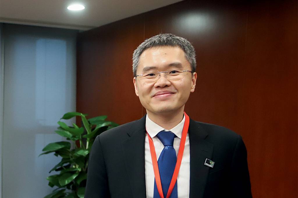 20 – 05 – 2019 Visita à Bolsa de Valores de Xangai ADVERSÁRIO - Jackson Wijaya: empresário indonésio quer finalizar compra -