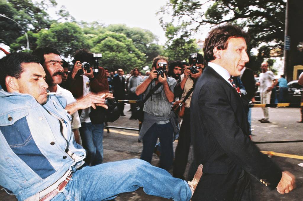 LEILAO-USIMINAS-PROTESTO-CHUTE-1991-1.jpg CENA SIMBÓLICA - Usiminas: protesto contra a venda da empresa em 1991 -