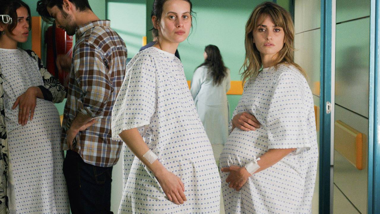 O ACASO - Milena Smit, como a adolescente Ana, e Penélope Cruz, como a fotógrafa Janis: múltiplos papéis maternos -