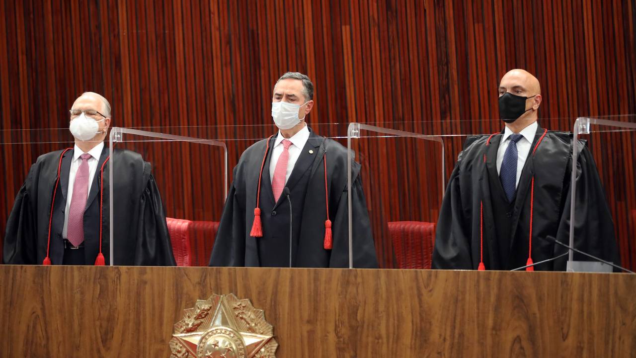 Os ministros Edson Fachin, Luis Roberto Barroso e Alexandre de Moraes, sem solenidade no TSE
