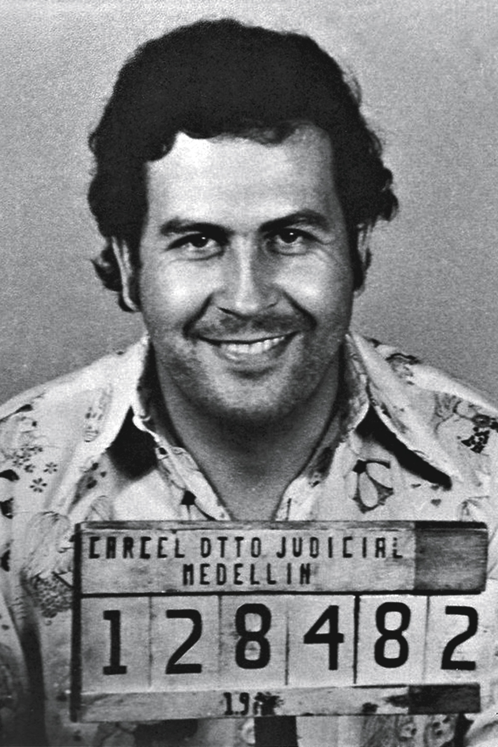 PABLO-ESCOBAR-FOTO-FICHADO-2022-01.jpg PRECURSOR - Pablo Escobar: o colombiano usava porões de navios para transportar entorpecentes -
