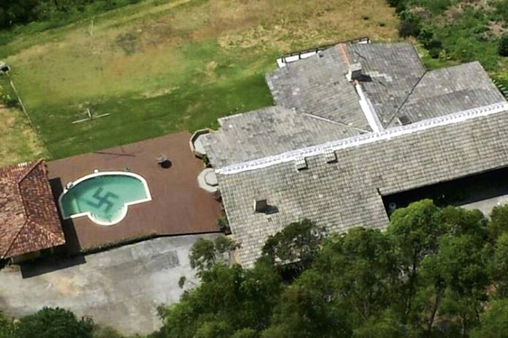 PISCINA-SUASTICA-NAZISMO-BRASIL-2021-02.jpg BANALIDADE - Suástica na piscina: decoração extremista em Santa Catarina -