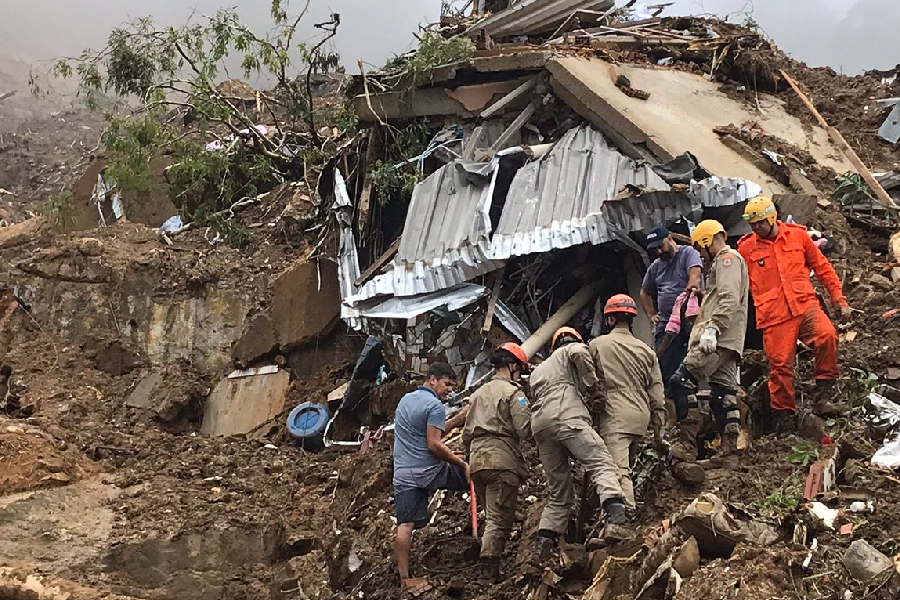 Militares do Corpo de Bombeiros do Rio trabalham em busca de vítimas em Petrópolis