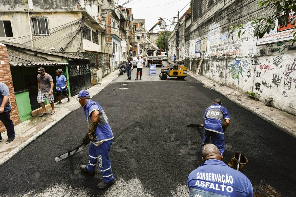 RIO870809.JPG MELHORIA - Serviços no Jacarezinho: coleta de lixo e asfaltamento de ruas -
