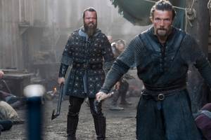Rei Olaf (no fundo) Jóhannes Haukur Jóhannesson como Olaf, e Leo Suter no papel de Harald em 'Vikings: Valhalla'