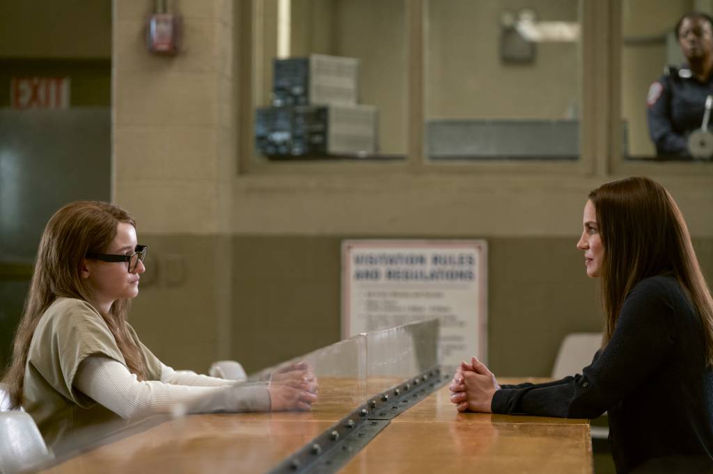 SERIADO-INVENTING-ANNA-02.jpg DETIDA - Com a repórter (Anna Chlumsky): mesmo presa, sem perder a pose -