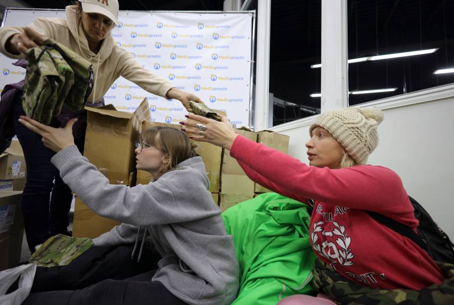 Voluntários preparam kits de primeiros socorros para militares ucranianos, em Dnipro, na Ucrânia -