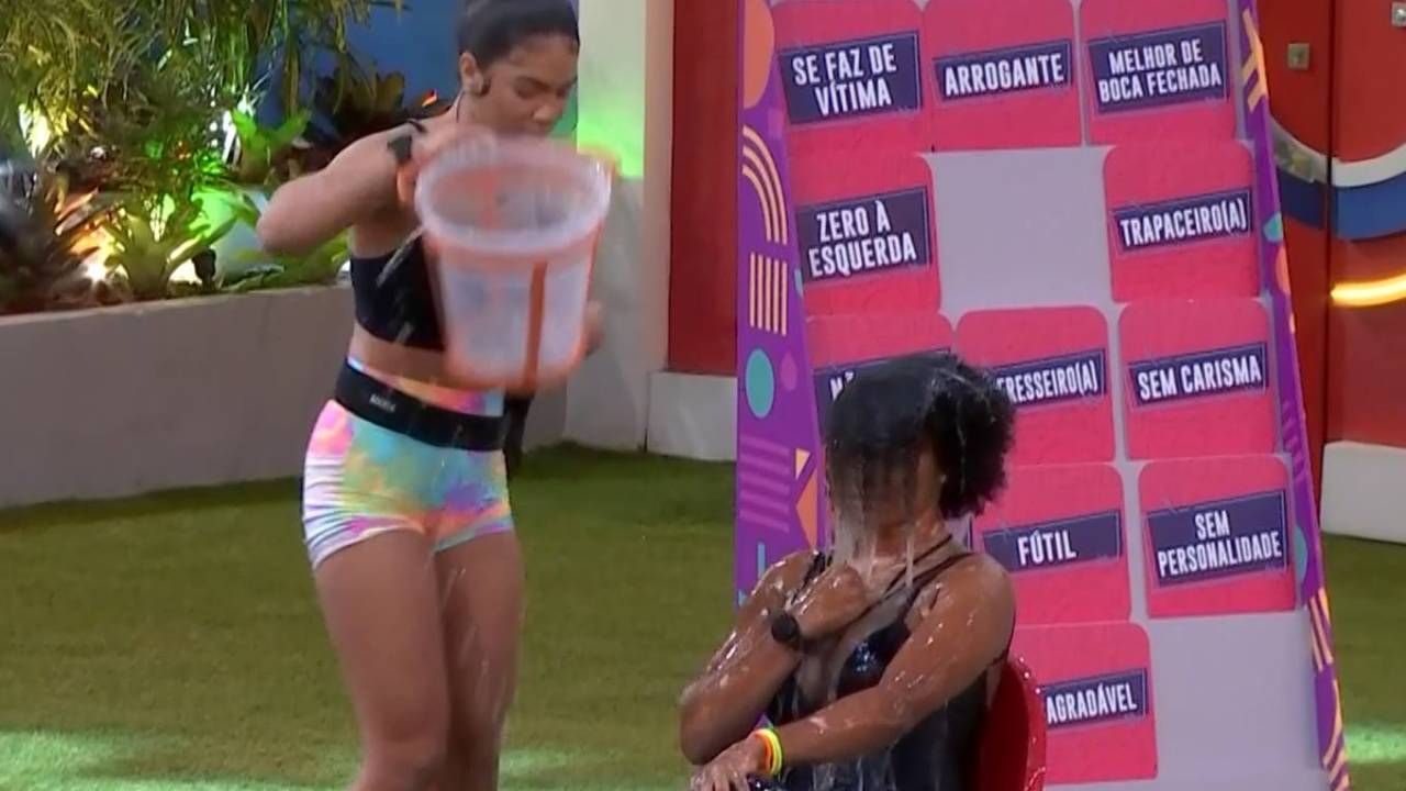 Maria bate com balde na cabeça de natalia