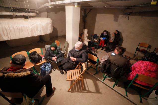 Pessoas usam o porão de uma escola como abrigo para passar a noite, em Kiev - Pessoas usam o porão de uma escola como abrigo para passar a noite, em Kiev -