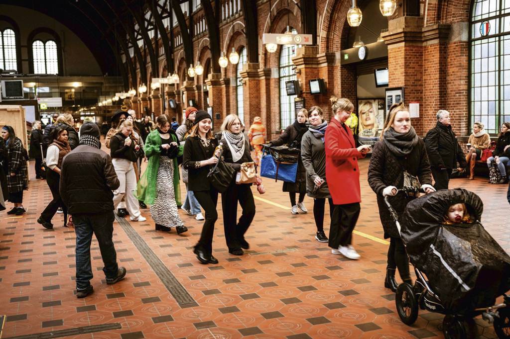 gettyimages-1238114763.jpeg A VIDA SEM MÁSCARAS - Copenhague, na Dinamarca: a população retoma o hábito de passear nos centros comerciais -