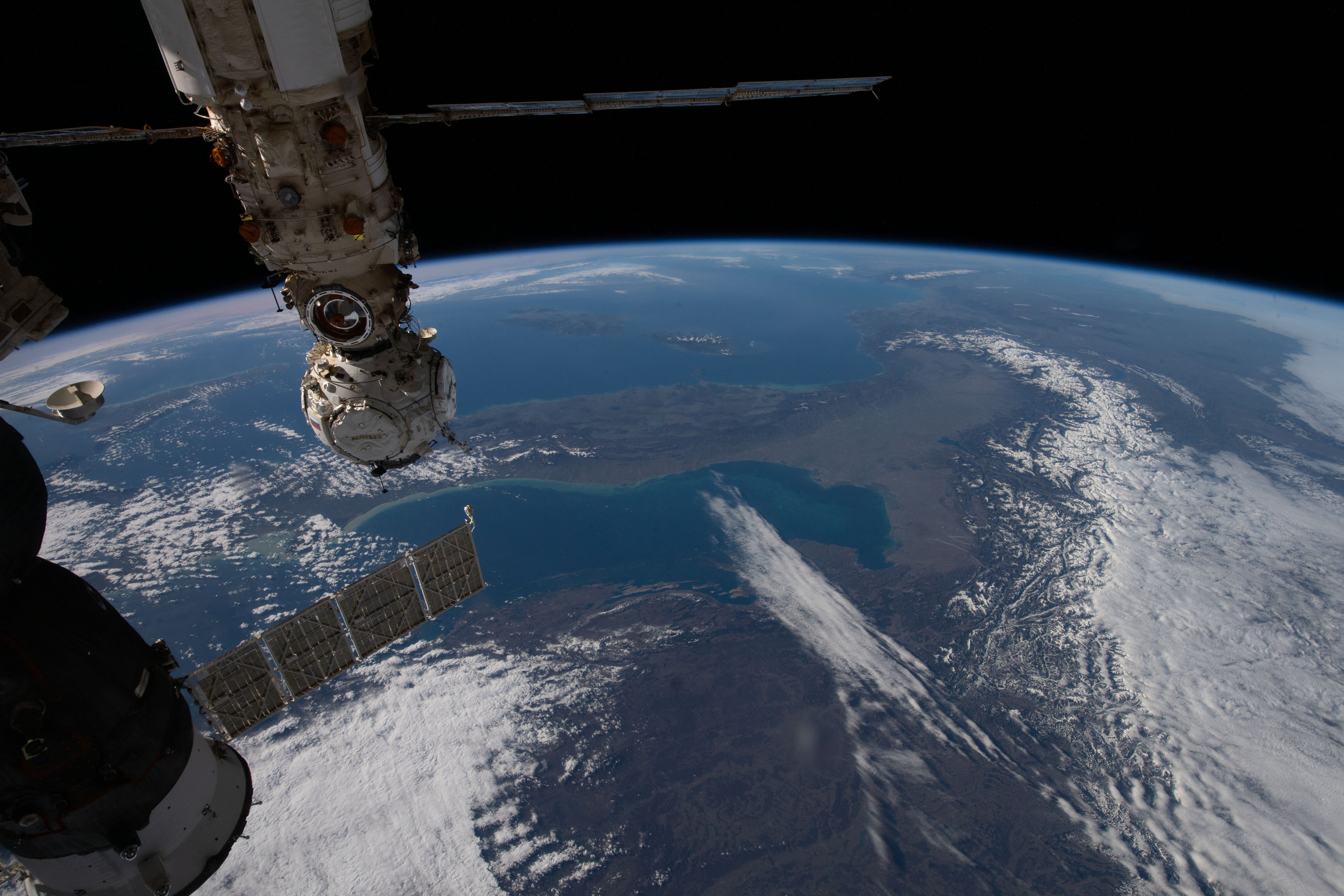 Em razão de problema de saúde, quatro astronautas da ISS retornam à Terra