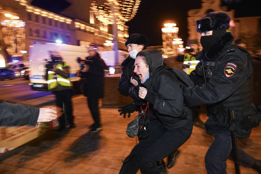 000_323V3J2.jpg REPRESSÃO - Polícia dispersa protesto em Moscou: posicionamentos contra Putin migraram para as redes sociais -