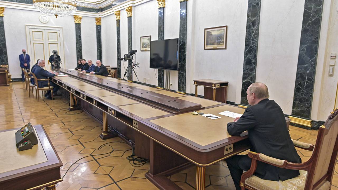 O CHEFÃO - Putin, na ponta da mesa de 20 metros: indiferente às reações, ele segue destruindo e matando na Ucrânia -
