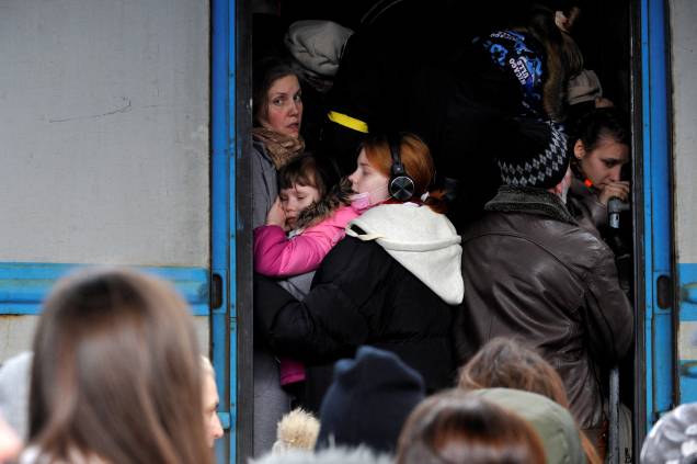 Pessoas tentam pegar um trem de evacuação, na estação central de Kiev - Pessoas tentam pegar um trem de evacuação, na estação central de Kiev -