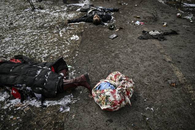 Corpos de civis no chão em um parque em Irpin, ao norte de Kiev - Corpos de civis no chão em um parque em Irpin, ao norte de Kiev -