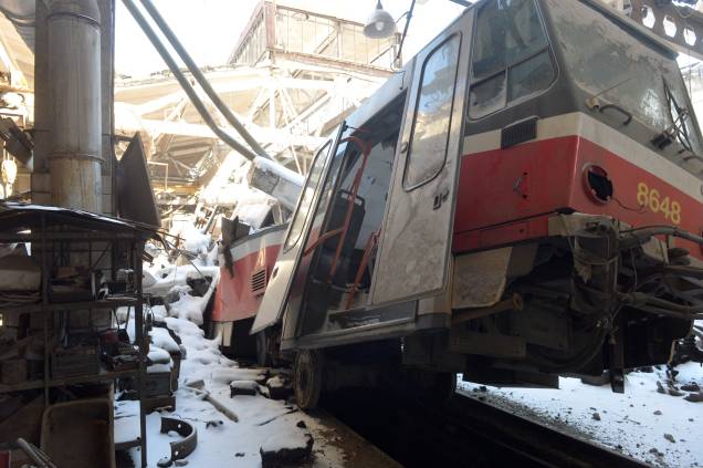 Esta fotografia tirada em 12 de março de 2022 mostra um bonde destruído em Kharkiv - Esta fotografia tirada em 12 de março de 2022 mostra um bonde destruído em Kharkiv -