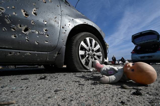Uma boneca abandonada ao lado de um carro crivado de balas em Irpin, ao norte de Kiev - Uma boneca abandonada ao lado de um carro crivado de balas em Irpin, ao norte de Kiev -