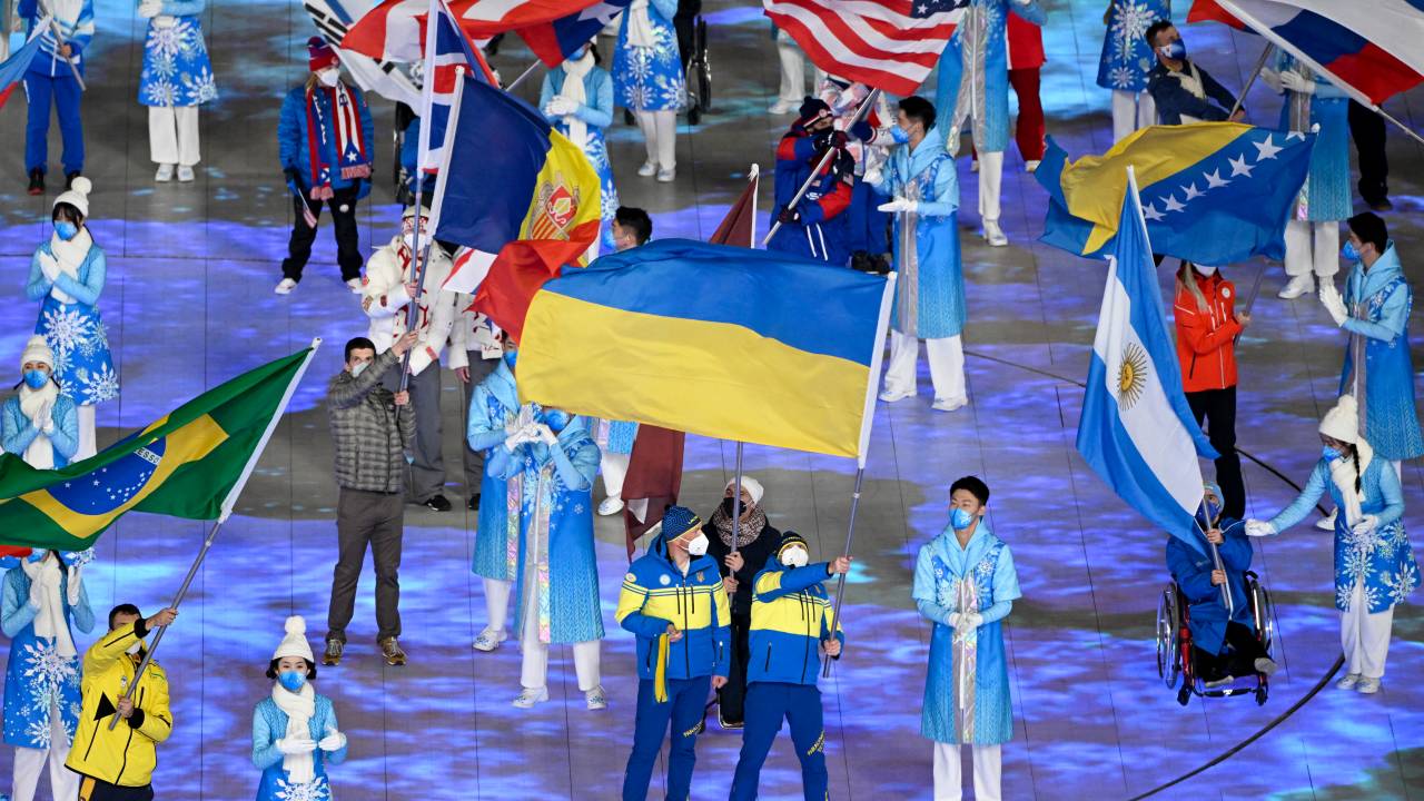 O porta-bandeira ucraniano Vitalii Lukianenko durante cerimônia de encerramento em Pequim