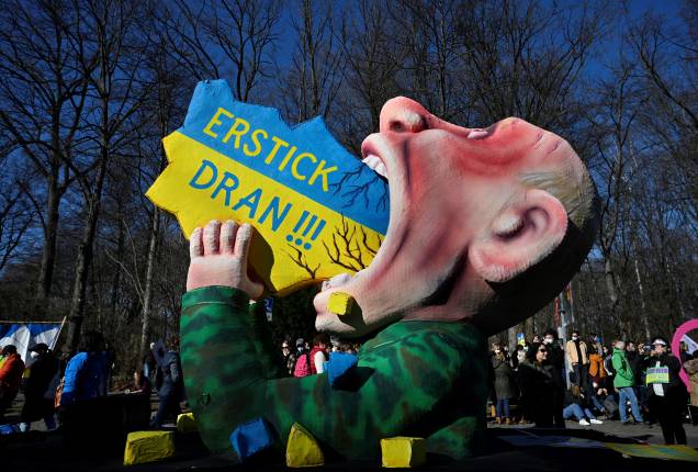 Uma figura gigante representando o presidente russo Vladimir Putin engolindo um mapa da Ucrânia é vista durante uma manifestação contra a invasão da Ucrânia pela Rússia, em Berlim - Uma figura gigante representando o presidente russo Vladimir Putin engolindo um mapa da Ucrânia é vista durante uma manifestação contra a invasão da Ucrânia pela Rússia, em Berlim -