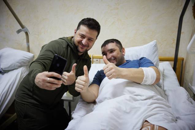 O presidente ucraniano Volodymyr Zelensky tira uma selfie com um homem ferido deitado em uma cama durante uma visita a um hospital militar após combates na região de Kiev - O presidente ucraniano Volodymyr Zelensky tira uma selfie com um homem ferido deitado em uma cama durante uma visita a um hospital militar após combates na região de Kiev -