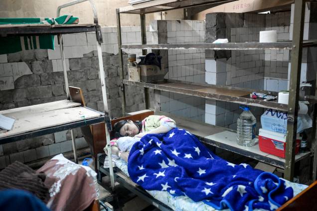 Uma mulher que deu à luz seu bebê está no porão de uma maternidade enquanto sirenes alertam para ataques aéreos em Mykolaiv - Uma mulher que deu à luz seu bebê está no porão de uma maternidade enquanto sirenes alertam para ataques aéreos em Mykolaiv -