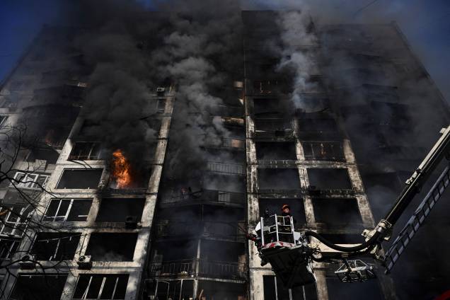 Bombeiros trabalhando para apagar um incêndio que eclodiu em um prédio de apartamentos atingido por um bombardeio em Kiev - Bombeiros trabalhando para apagar um incêndio que eclodiu em um prédio de apartamentos atingido por um bombardeio em Kiev -