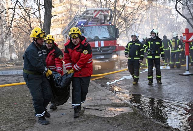 Equipe de emergência retira o corpo de um morador de um prédio residencial de 16 andares que foi destruído em Kiev - Equipe de emergência retira o corpo de um morador de um prédio residencial de 16 andares que foi destruído em Kiev -