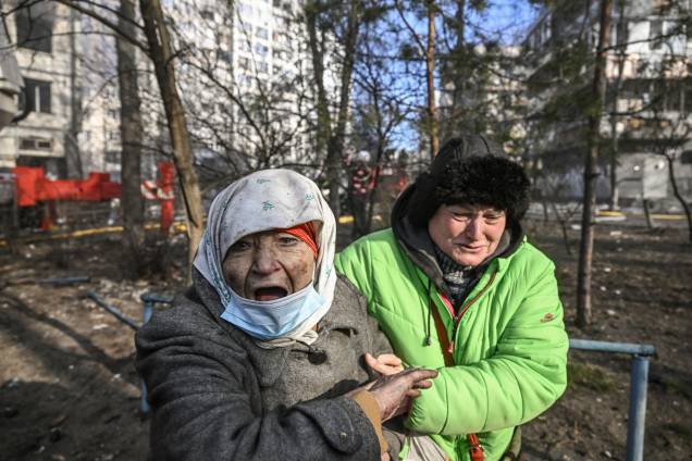 Uma mulher é retirada de um prédio de apartamentos em chamas, em Kiev - Uma mulher é retirada de um prédio de apartamentos em chamas, em Kiev -