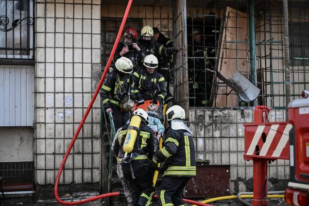 Bombeiros removem o corpo de uma mulher de um prédio de apartamentos destruído em Kiev - Bombeiros removem o corpo de uma mulher de um prédio de apartamentos destruído em Kiev -