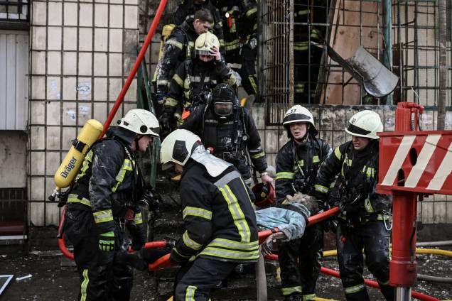 Bombeiros removem o corpo de uma mulher de um prédio de apartamentos destruído em Kiev - Bombeiros removem o corpo de uma mulher de um prédio de apartamentos destruído em Kiev -