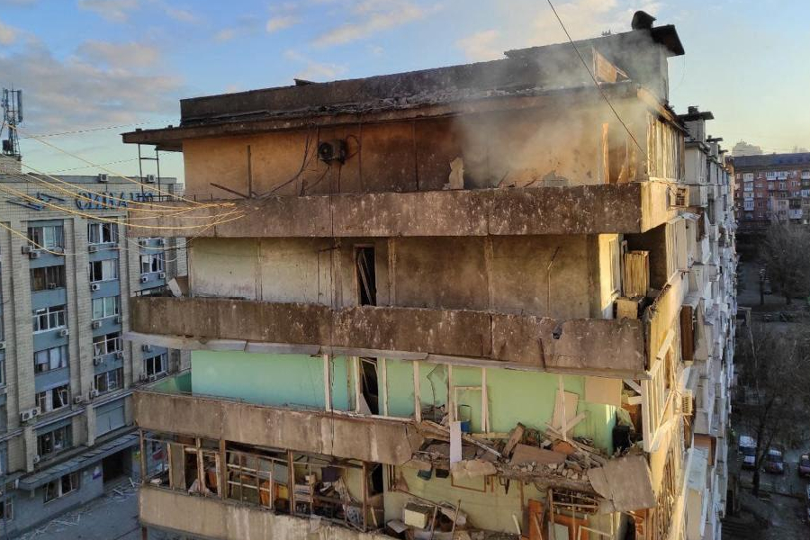 Prédio residencial em Kiev severamente atingido por ataques - 16/03/2022 -