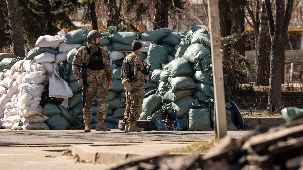 Militares ucranianos vistos em barricada montada em posto de controle nos arredores de Kiev. 21/03/2022
