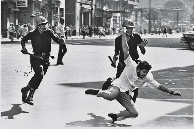 34219640-sc-rio-de-janeiro-rj-13-01-2014-movimento-estudantil-1968-foto-de-evandro-teixeira-que-esta.jpg REPRESSÃO - Policiais agridem manifestante em 1968: crimes sem punição -