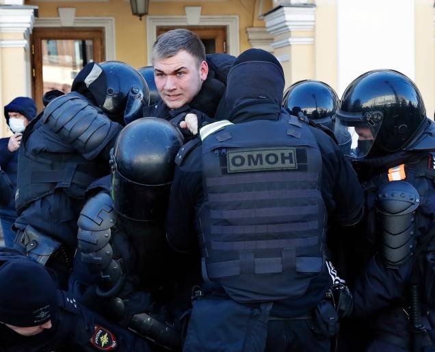 Policiais russos detêm um participante de uma manifestação não autorizada contra a 'operação militar especial' russa na Ucrânia, em São Petersburgo - Policiais russos detêm um participante de uma manifestação não autorizada contra a 'operação militar especial' russa na Ucrânia, em São Petersburgo -
